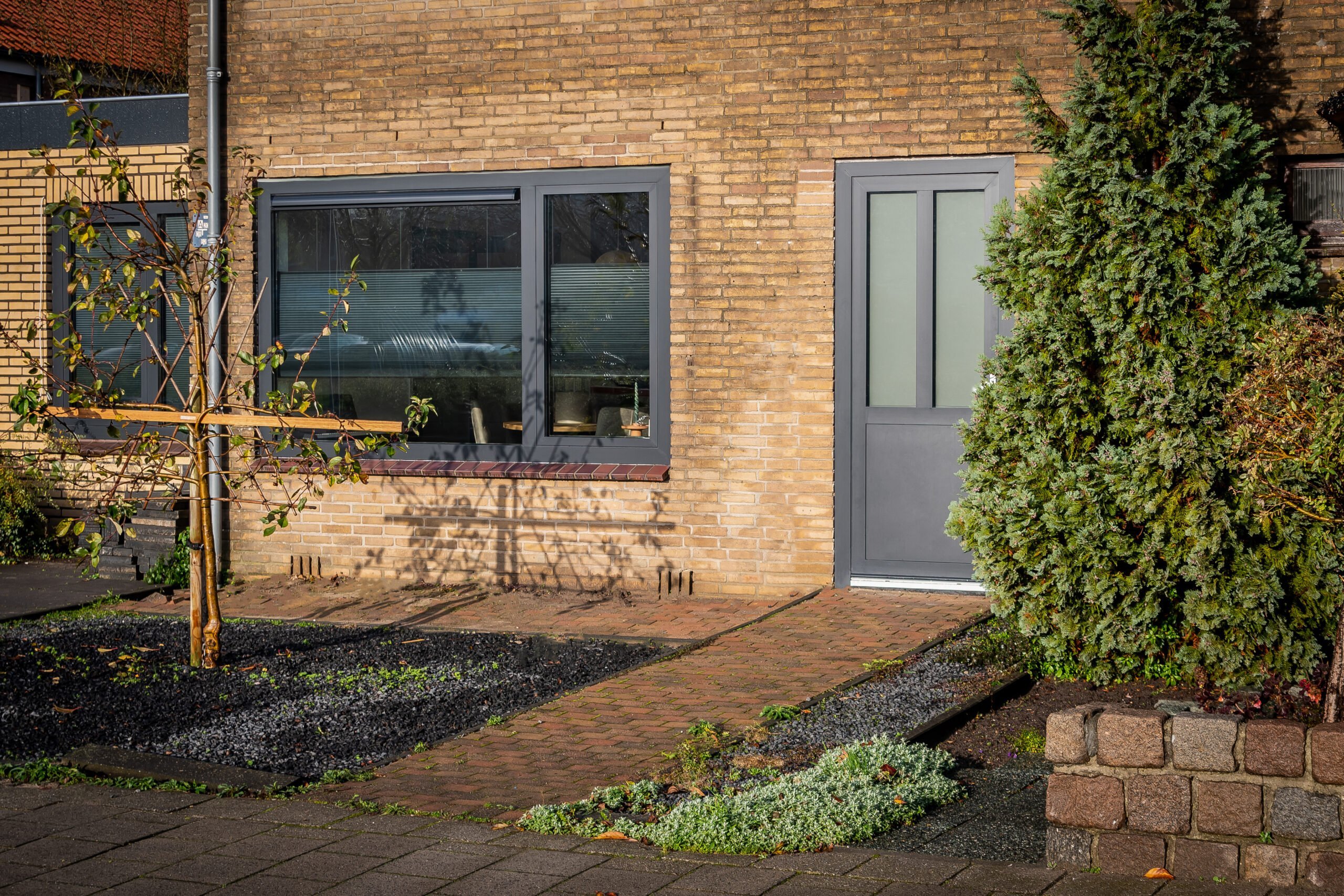 Aluminium deur met matglas en aluminium paneel